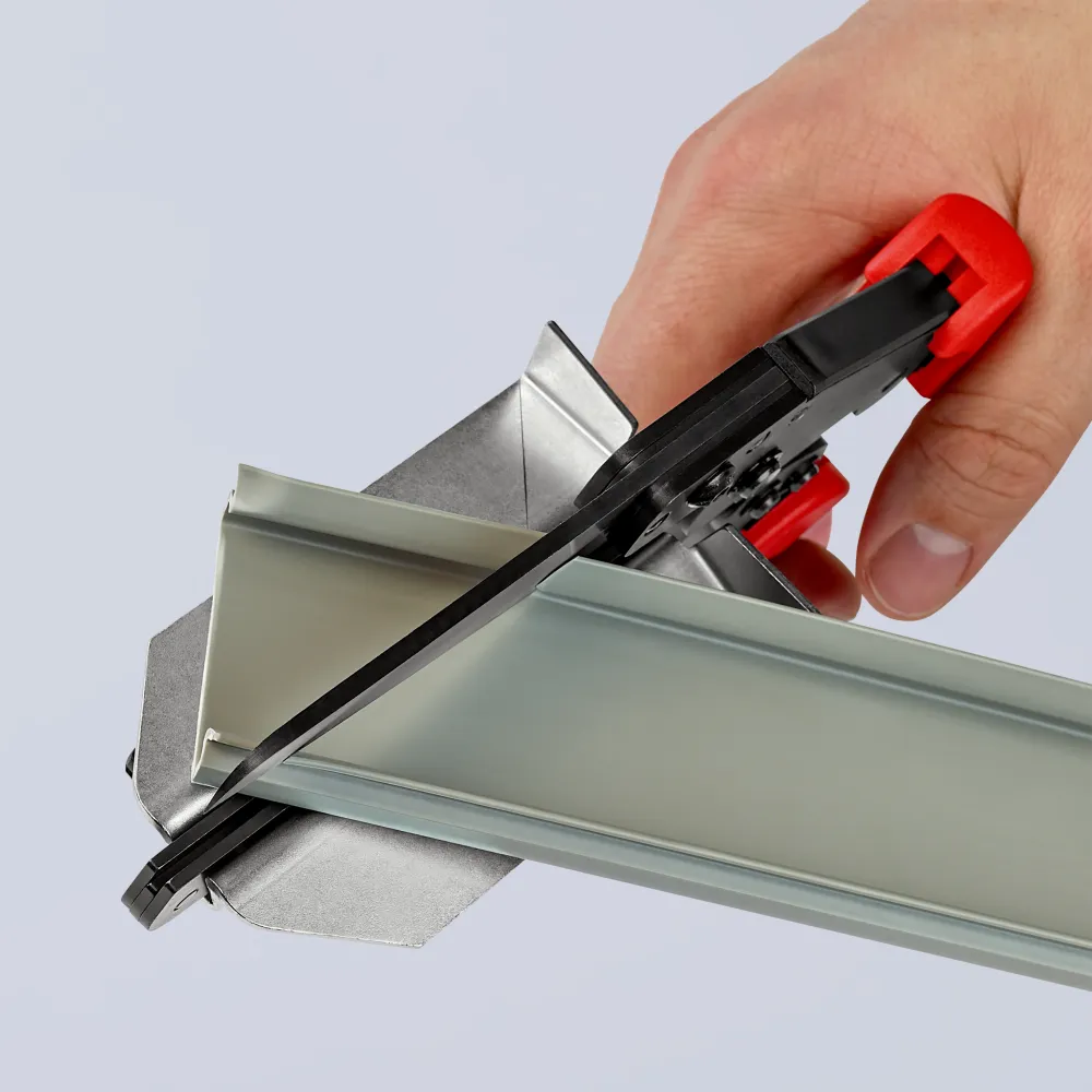 Pince pour plastique et goulotte